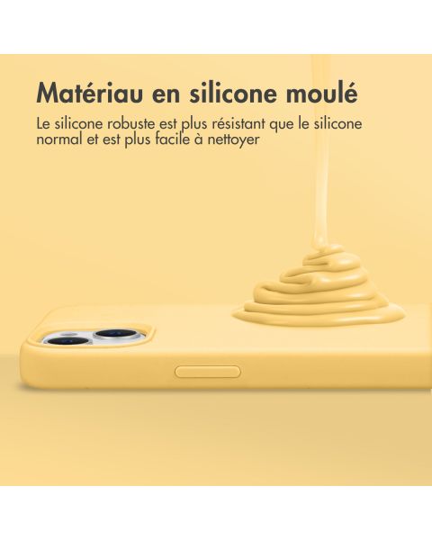 Accezz Liquid Silicone Backcover met MagSafe iPhone 14 - Geel