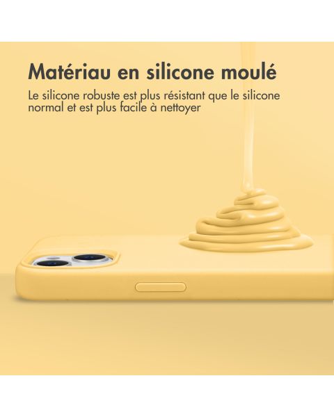 Accezz Liquid Silicone Backcover met Magsafe iPhone 14 Pro Max - Geel